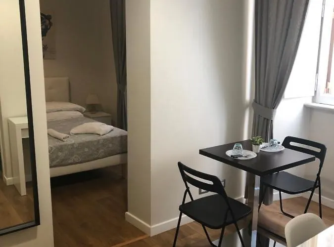 بيت ضيافة The Castle Inside روما